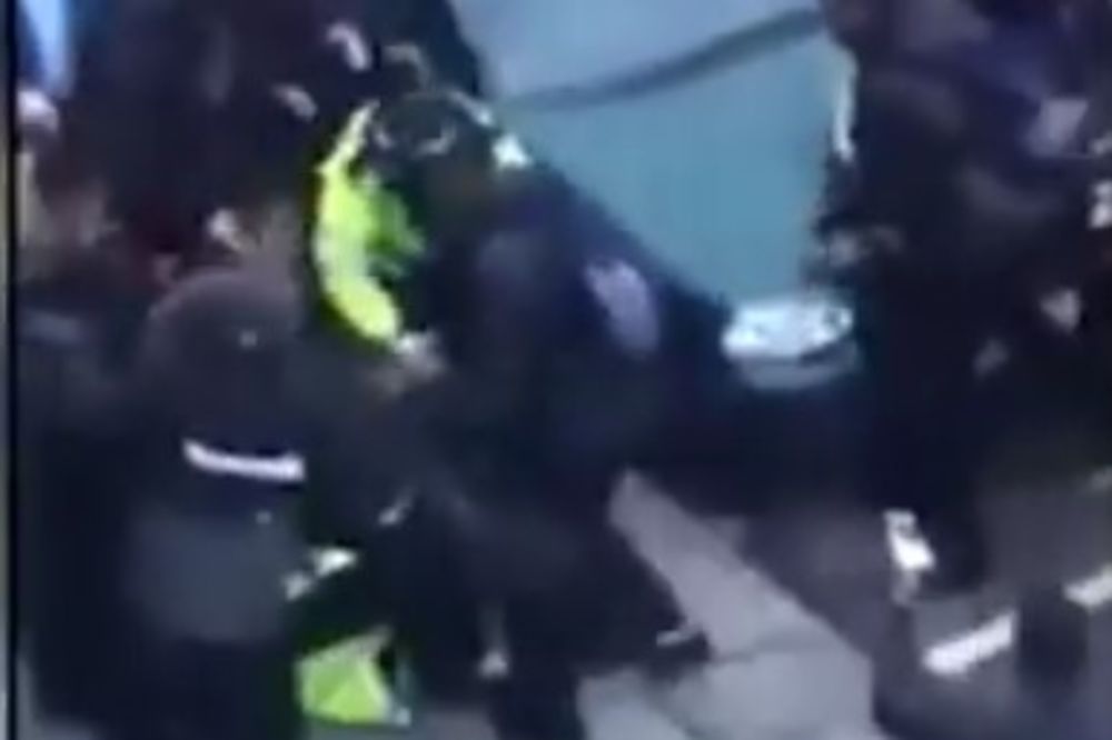 (VIDEO) TINEJDŽERI ISPREBIJALI POLICAJCA: Gazili mu po glavi jer je hteo da spreči tuču učenica