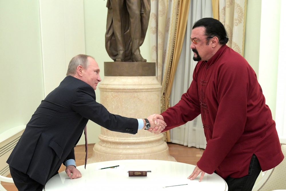 (FOTO) PUTIN URUČIO RUSKI PASOŠ STIVENU SIGALU: Simbol nade u bolje odnose Moskve i Vašingtona