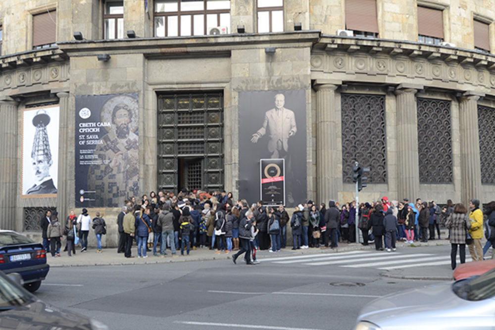 (FOTO) OHRABRUJUĆA SLIKA IZ CENTRA BEOGRADA: Ljudi čekaju u redu za izložbu o Tesli i Pupinu!