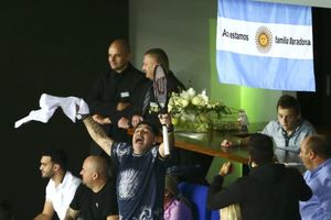 (VIDEO) SLAVNI FUDBALER LUDUJE Maradona se zahvalio Del Potru, a teniser mu poklonio najdraži reket