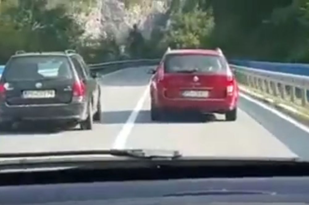 (VIDEO) ZA DLAKU IZBEGNUTA KATASTROFA: Ovako crnogorski vozači pretiču preko pune linije u krivini