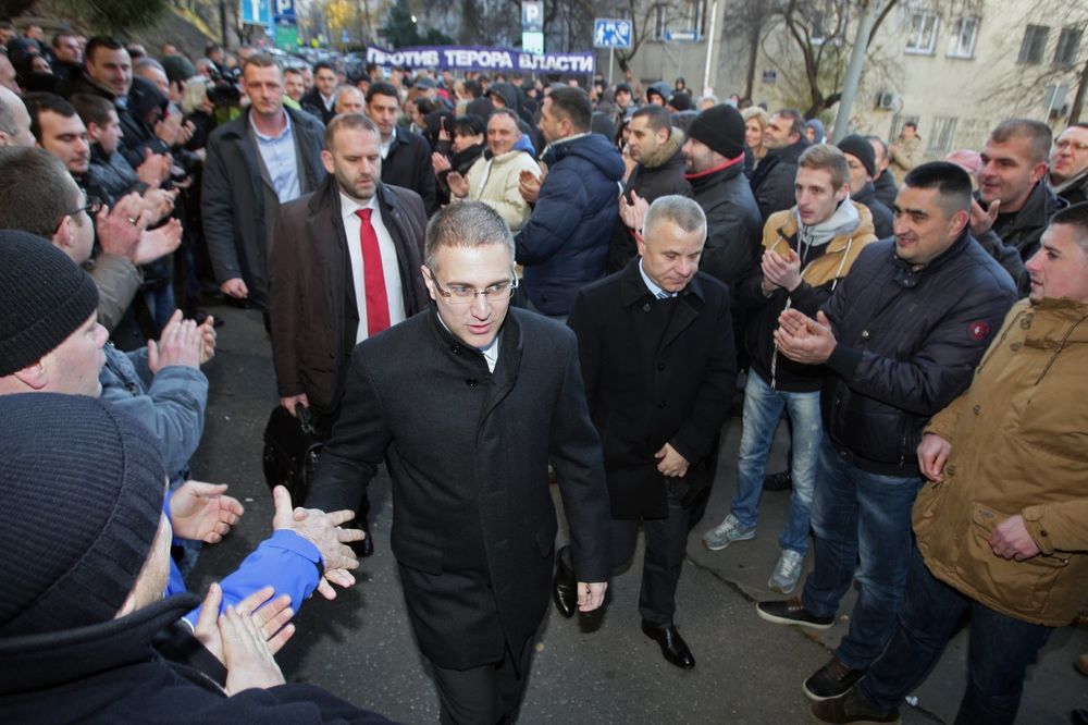 KOŠKANJE ISPRED VIŠEG SUDA: Nebojša Stefanović dočekan ovacijama i protestima