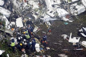 (FOTO/ VIDEO) TRAGEDIJA U SLIKAMA: Užasavajući prizori mesta na kome se desila avionska nesreća