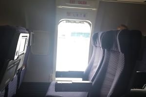 INCIDENT NA AERODROMU: Žena iskočila kroz vrata aviona, skočila na krilo i onda otrčala ka terminalu