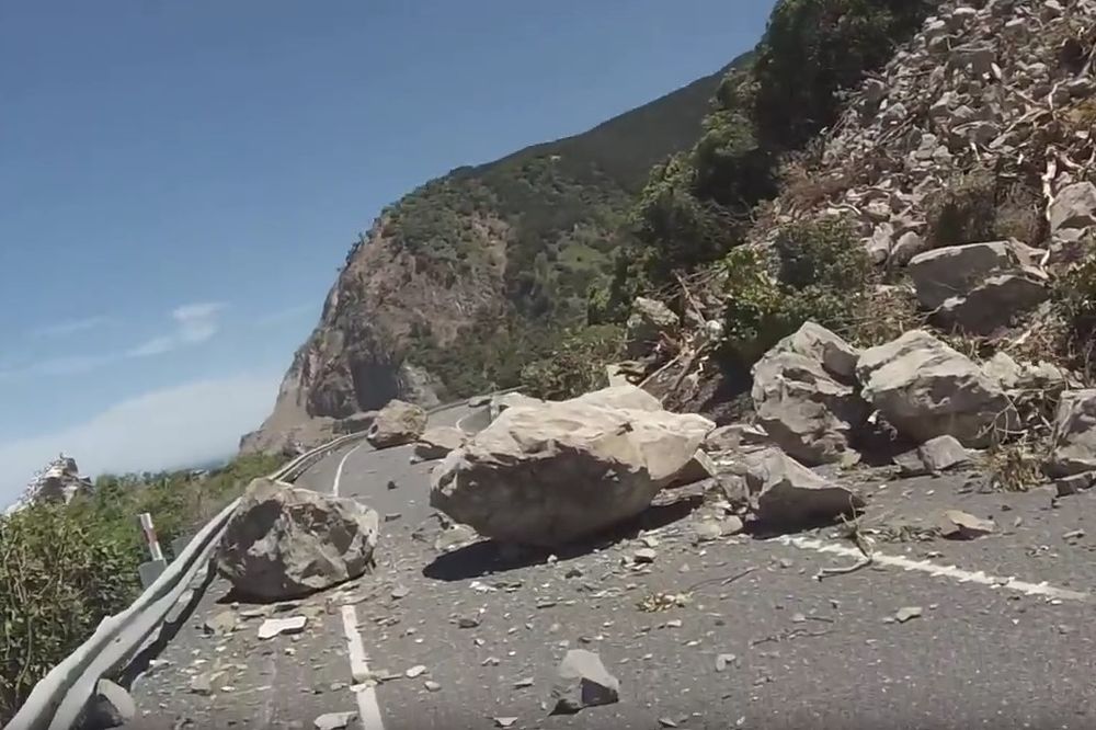 (VIDEO) ZEMLJOTRES UŽIVO: Ovako izgleda vožnja biciklom dok se sve oko vas raspada