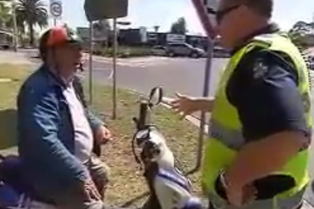 (VIDEO) ZABORAVIO DA NIJE U BOSNI: Rasprava starca i australijskog policajca dobro će vas nasmejati!