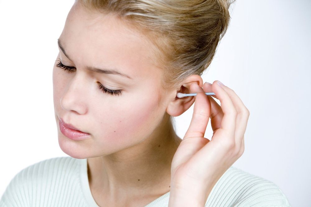 OVE STVARI NIKAKO NE SMETE DA RADITE KAD ČISTITE UŠI: Možete TRAJNO da oštetite sluh! Ovaj NAČIN je najbolji, a jednostavan je