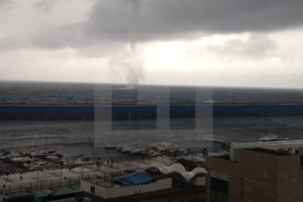 TALASI SE DIGLI I DO 5 METARA: Turista snimio tornado na moru!
