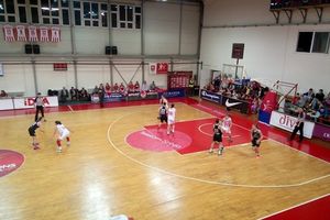 (KURIR TV) FURIOZNE CRVENO-BELE: Zvezda deklasirala Partizan u večitom derbiju košarkašica