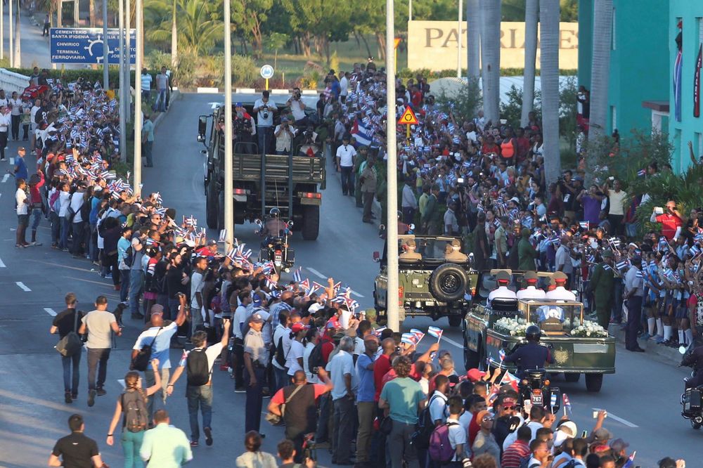 (FOTO PRIČA) POSLEDNJI POZDRAV EL KOMANDANTEU: Ovako se juče hiljade Kubanaca oprostilo sa Kastrom