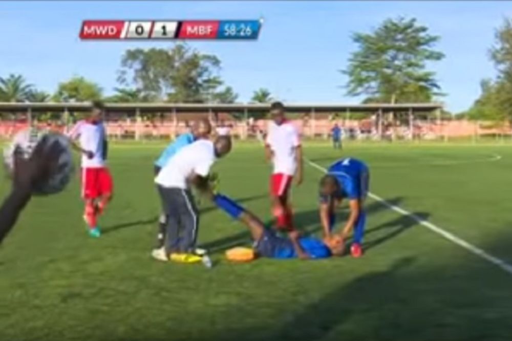 (UZNEMIRUJUĆI VIDEO) TRAGEDIJA U TANZANIJI: Fudbaler (19) ludo slavio gol, a onda preminuo na terenu