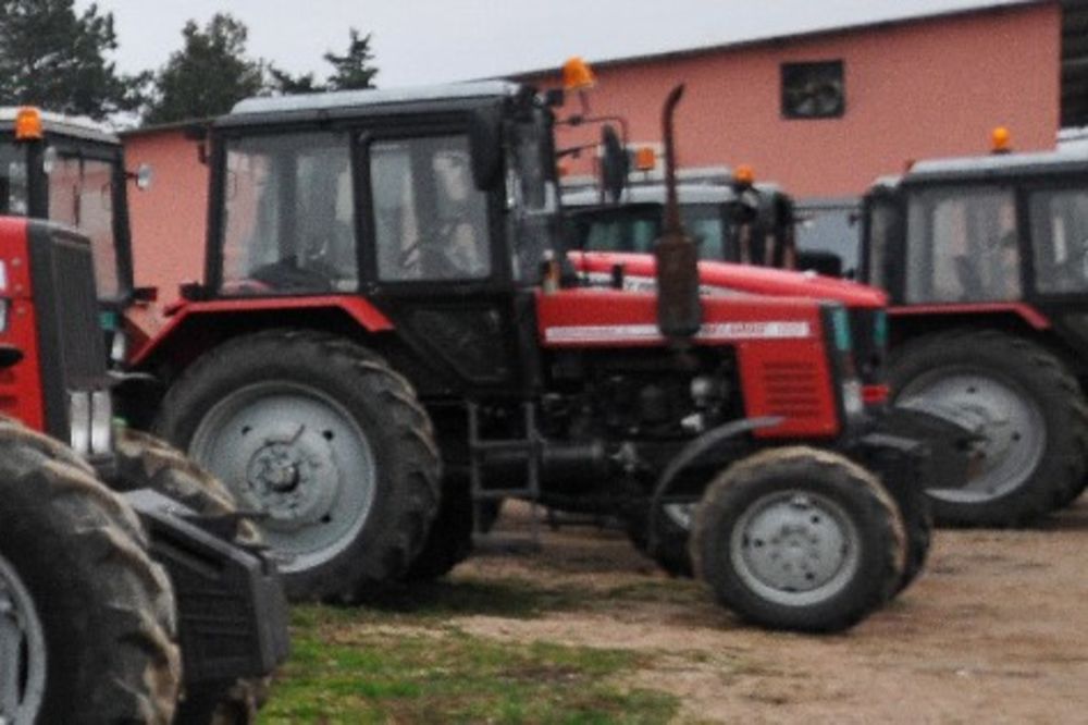 VALJEVO: Poginuo traktorista, prevrnuo se traktor s prikolicom