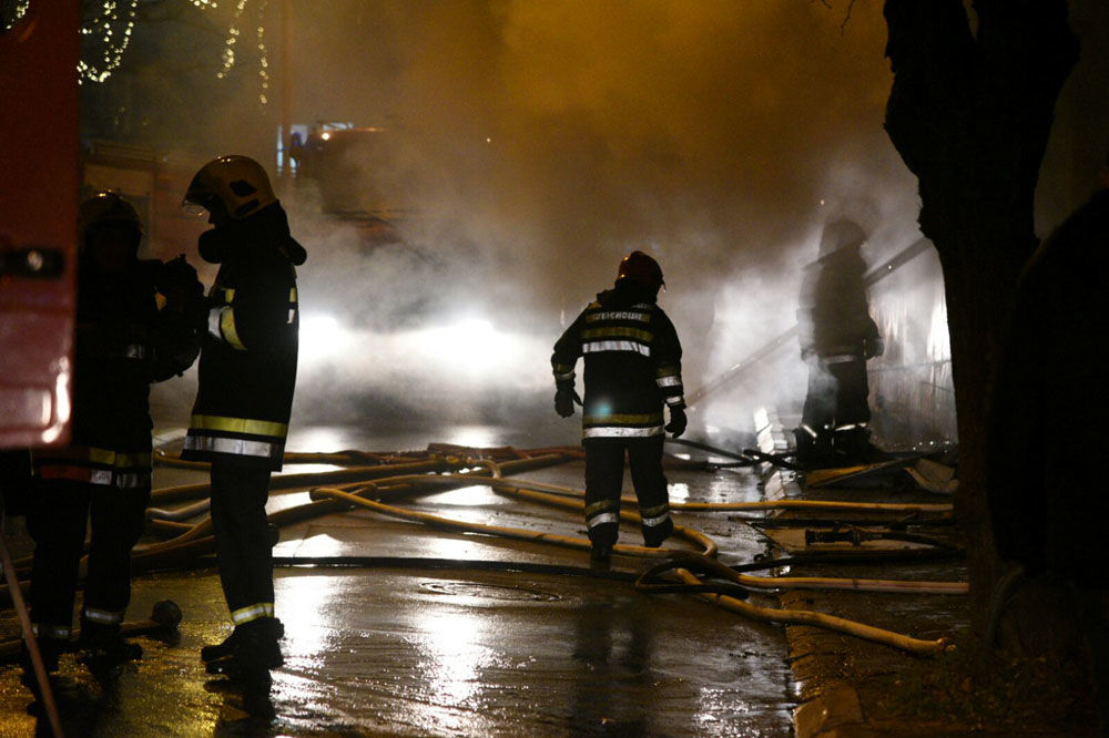 DOČEK ZAVRŠEN SMRĆU: Beskućnici na Voždovcu čekali Novu godinu pa izazvali požar u napuštenoj baraci