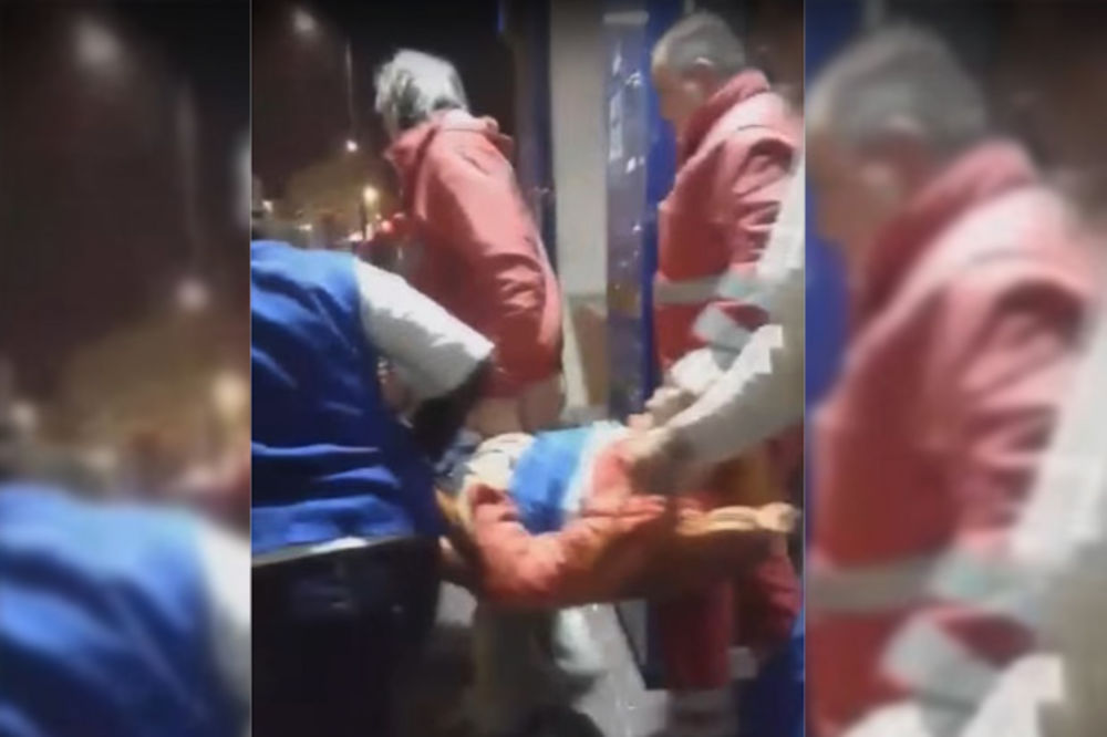 (UZNEMIRUJUĆI VIDEO) UŽAS U CENTRU BEOGRADA: Izbodeni mladić uleteo u prodavnicu i srušio se!