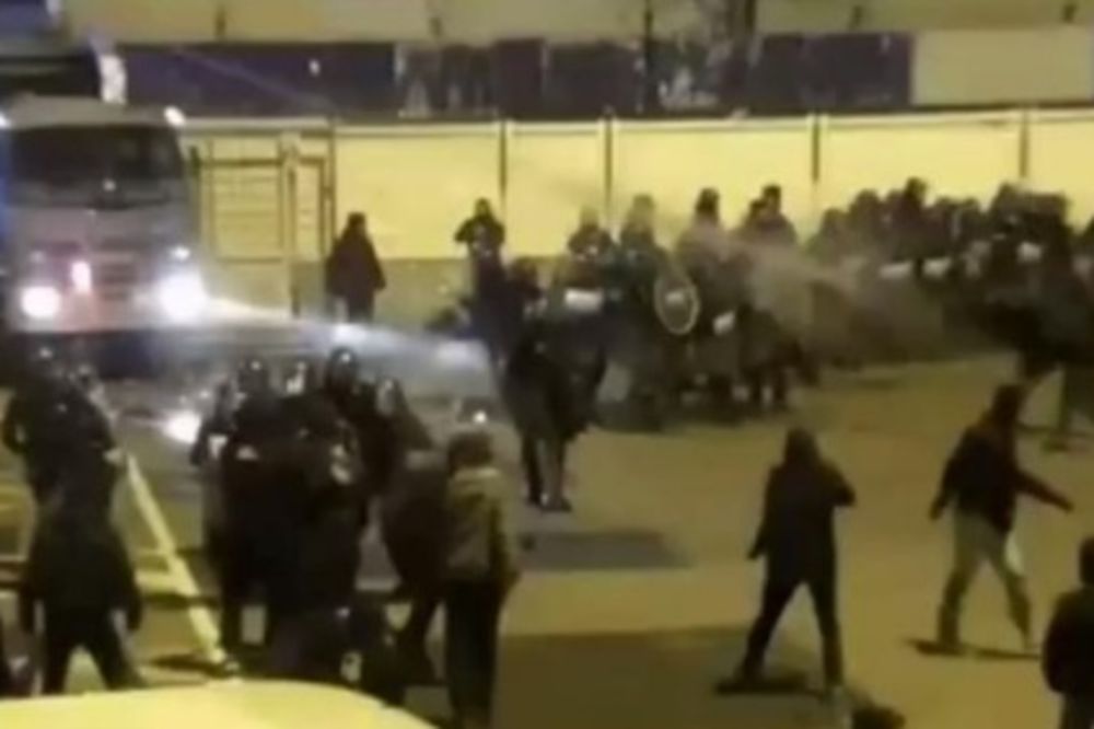 (VIDEO) LUDNICA U TORINU: Pogledajte do sada neviđenu tuču Bed blu bojsa i italijanske policije