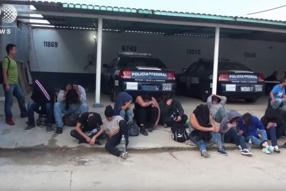 (VIDEO) GUŠILI SE U PRIKOLICI: Policija došla da ispita sudar, pronašla 110 migranata u kamionu
