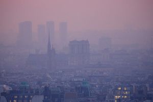 VIDEO ALARMANTNO: Zbog neviđenog zagađenja u Parizu, vlasti poručile građanima da ne izlaze iz kuća!