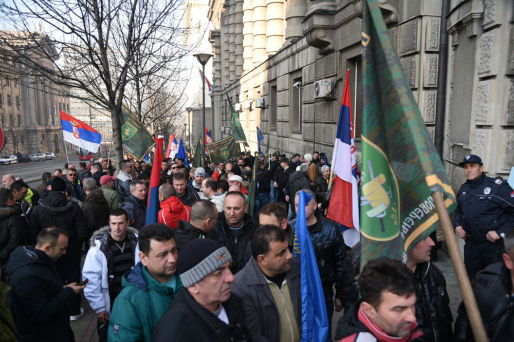(KURIR TV) (ANKETA) SKUP TAČNO U PODNE: Vojni i policijski sindikat protestovali ispred Vlade