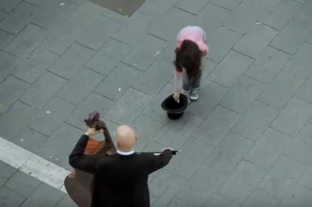 (VIDEO) Devojčica dala novčić uličnom sviraču: A onda je usledilo pravo čudo!