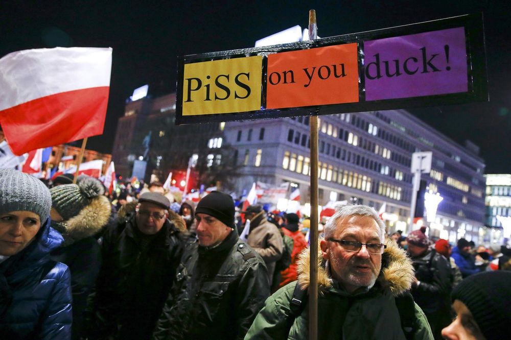 (VIDEO) VARŠAVA NA NOGAMA: Hiljade nezadovoljnih Poljaka u antivladinim demonstacijama