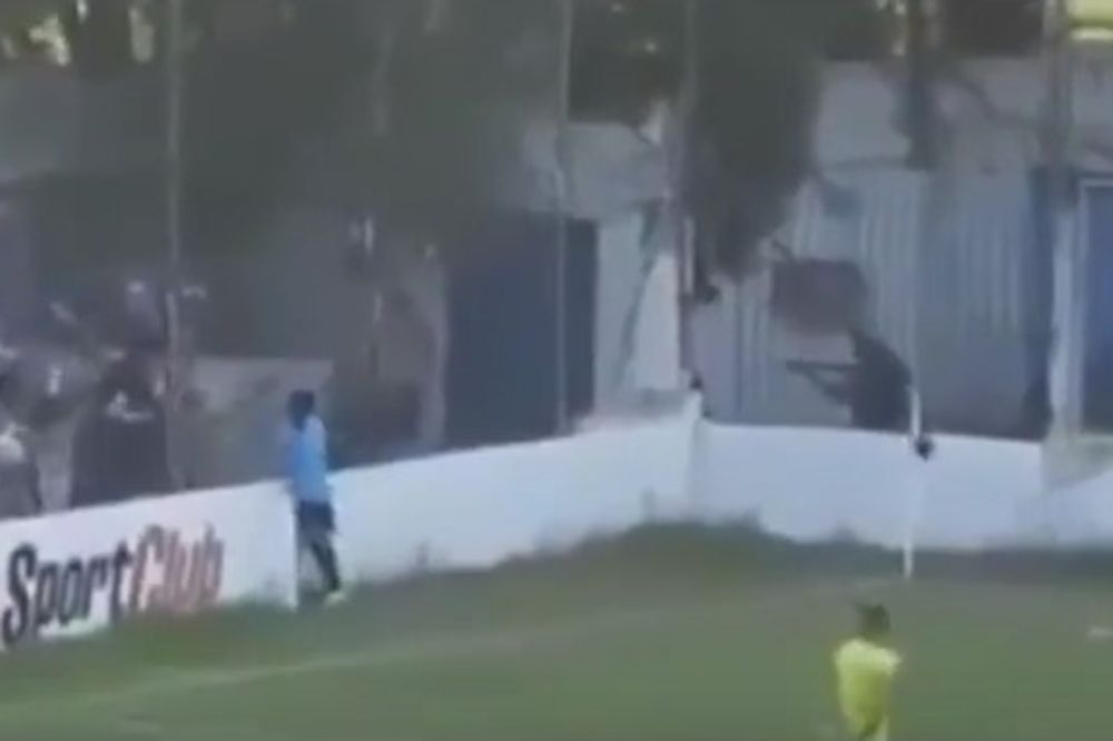 (VIDEO) STRAVIČNA SCENA: Policajac upucao u glavu fudbalera koji je smirivao navijače