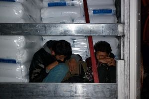 SPREČENI DA PREĐU IZ SRBIJE U HRVATSKU: Pet migranata iz Avganistana otkriveno u kamionu
