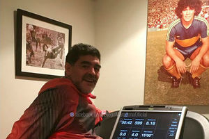 (VIDEO) KAO MLADIĆ: Maradona se na poseban način priprema za božićne i novogodišnje praznike