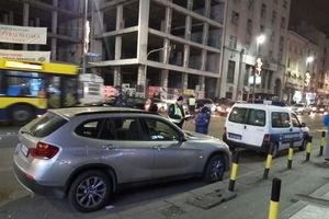 PRETRČAVALA ULICU VAN PEŠAČKOG: Žena povređena zastoj u Brankovoj ulici