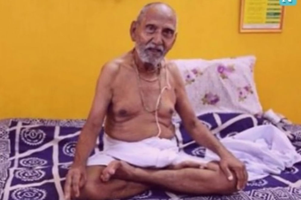(VIDEO) Ima 120 godina, ne pije lekove, puca od zdravlja: Njegova tajna je stvarno čudna!