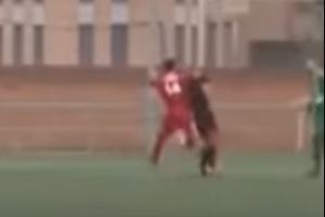(VIDEO) NOVI HOROR NA TERENU: Igrač brutalno pretukao mladog fudbalskog sudiju!