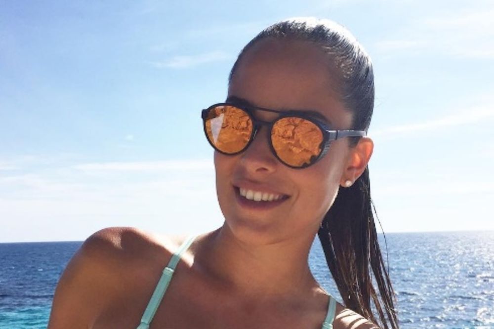 (FOTO) TOP ANA: Srpska teniserka u kupaćem priziva leto i vrele dane