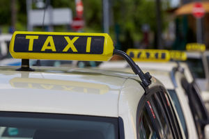 VANDALI HARAJU BANJALUKOM: Izbacio taksistu iz kola, provozao putnike, pa pobegao!