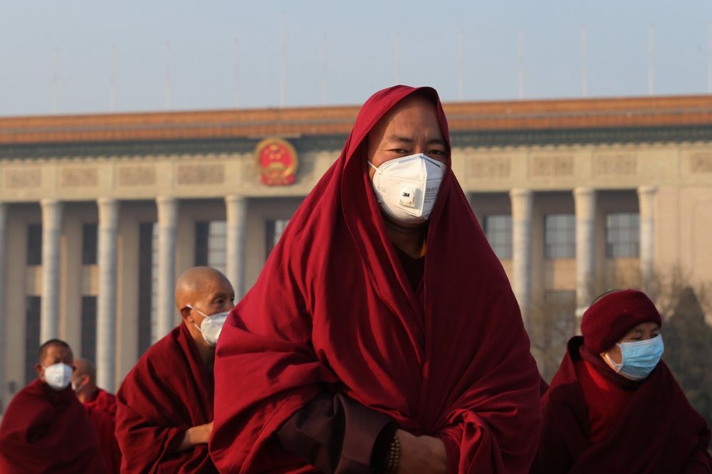 CRVENO UPOZORENJE U PEKINGU: Rekordna zagađenost, građani jedva dišu