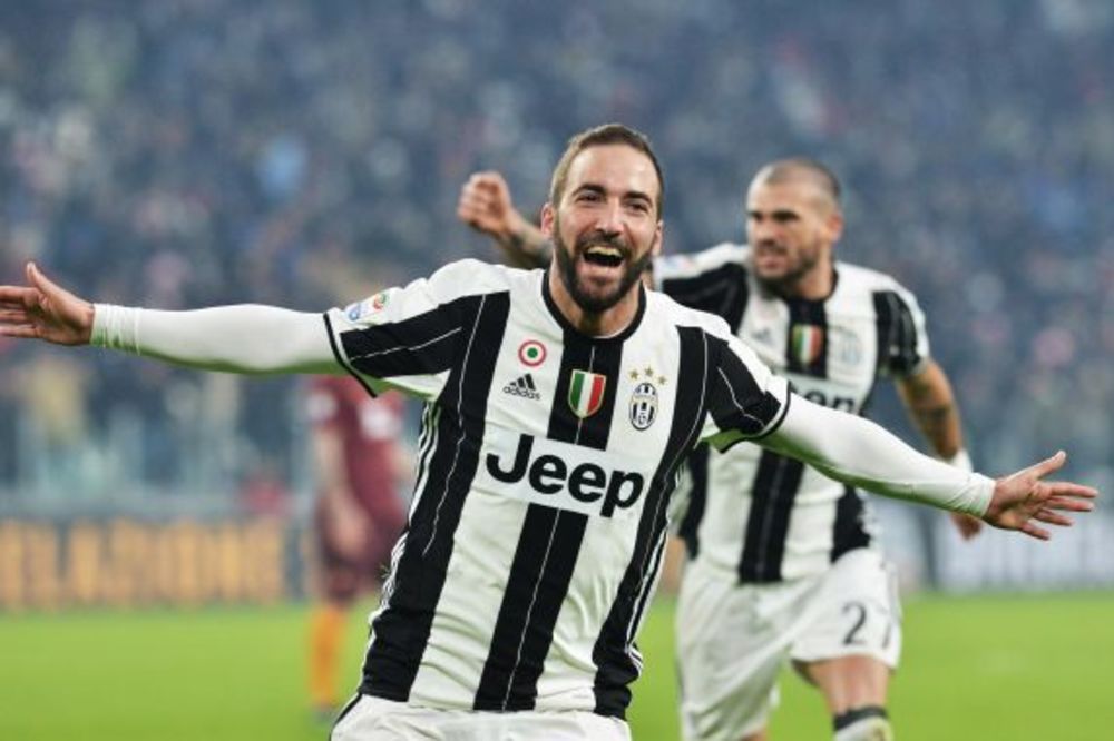 (VIDEO) IGUAIN ZAPALIO DRUŠTVENE MREŽE: Fudbaler Juventusa nasmejao ceo svet zbog fotošopa