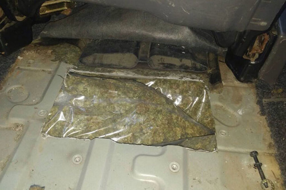 (FOTO) ZAPLENA U KRUŠEVCU: 27 kilograma marihuane krio u bunkeru automobila