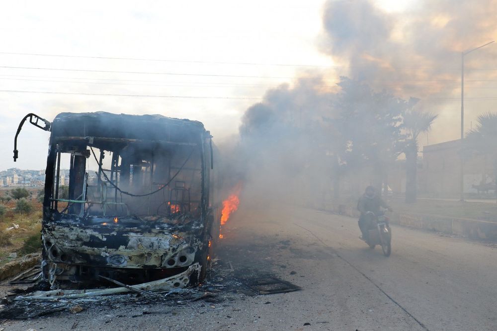 (FOTO,VIDEO) SIRIJSKI POBUNJENICI BEZ MILOSTI: Zapalili autobuse za evakuaciju bolesnih i ranjenih