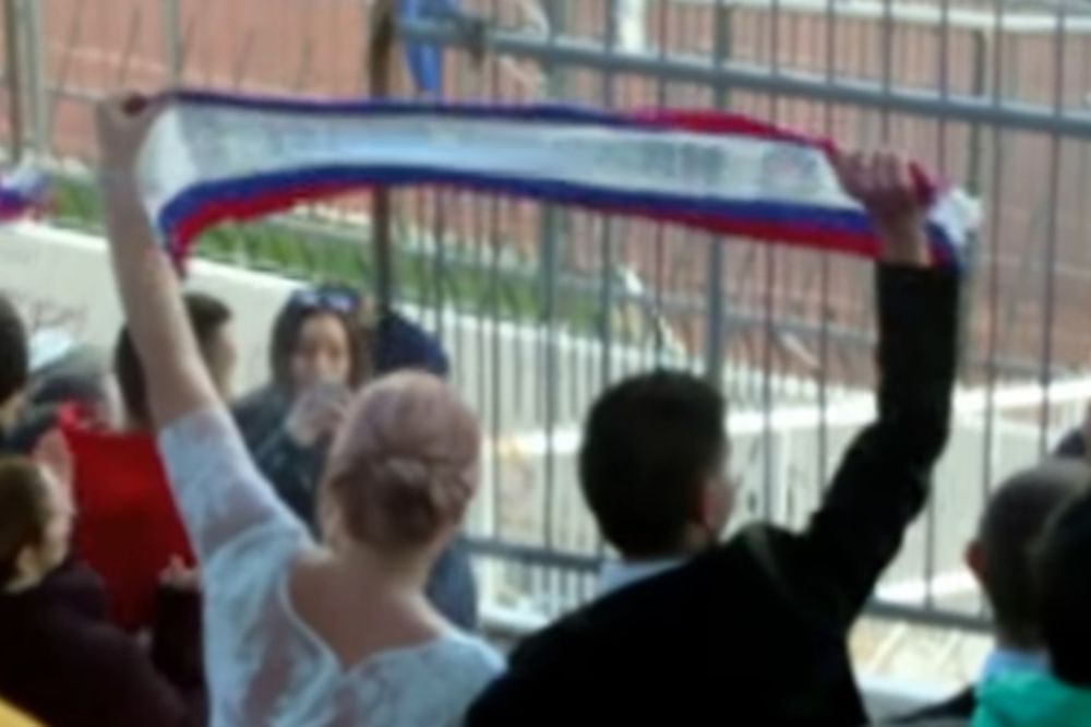(VIDEO) SVADBA ZA PAMĆENJE U SPLITU: Prvo navijali za Hajduk na Poljudu protiv Dinama, pa se venčali