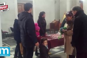 (KURIR TV) PO SVIM SRPSKIM OBIČAJIMA: Aca Lukas sa ćerkom lomio kolač u crkvi