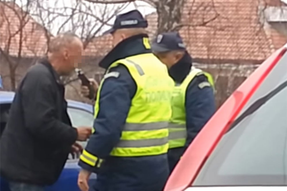 (VIDEO) SAOBRAĆAJCI U ŠOKU: Smederevski taksista usred dana naduvao 3,59 promila alkohola u krvi