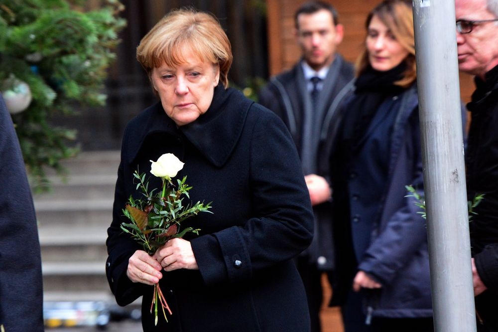 ŠOKANTNA FOTOGRAFIJA ANGELE MERKEL NA MREŽAMA: Desničari je direktno krive za masakr u Berlinu