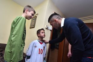 (VIDEO) TADIĆ KAO DEDA MRAZ: Evo kako je najbolji srpski fudbaler usrećio mališu iz Novog Sada