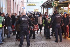 (FOTO) BERLIN PONOVO STREPI: Policija zatvorila tržni centar zbog sumnjive kese!