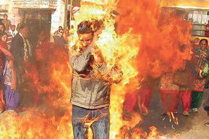 JEZIVO: Indijac se slučajno zapalio na protestu