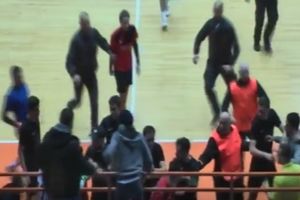 (VIDEO) HAOS NA FUTSALU: Pogledajte opštu tuču igrača i navijača na meču u Zagrebu