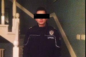 SKANDAL U SREMSKOJ MITROVICI: Vođa huligana se slikao u policijskoj uniformi!