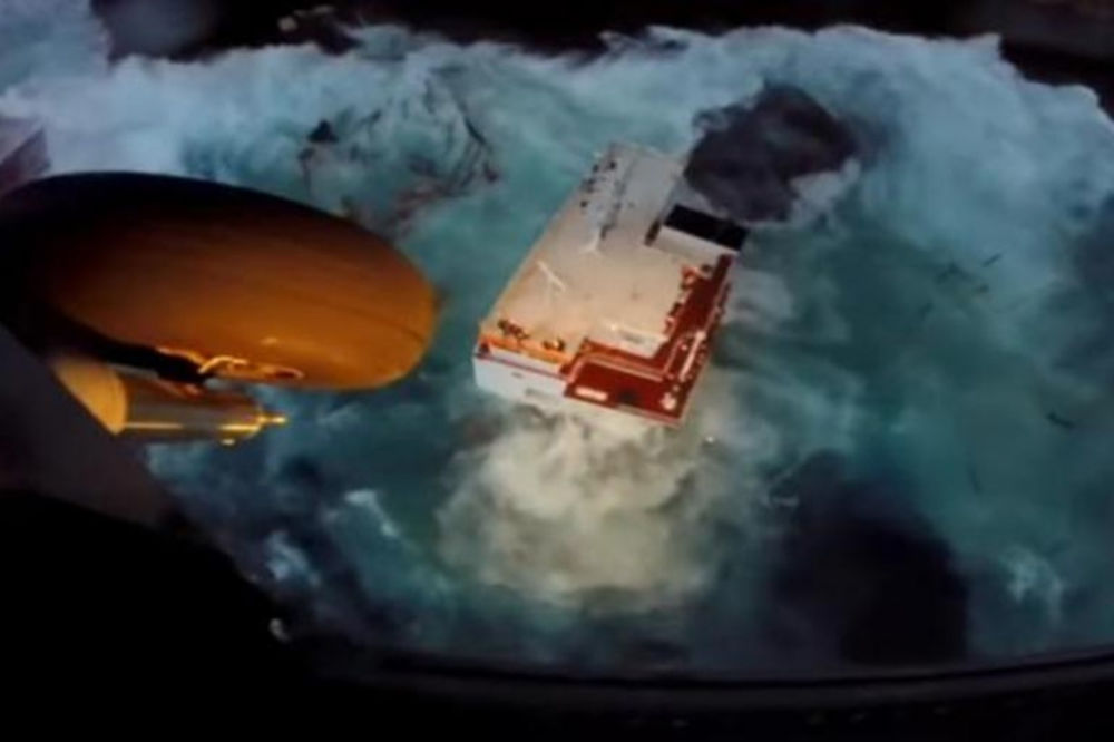 (VIDEO) DRAMA NA GRČKOM MORU: Brodu koji se nasukao mogli su da priđu samo iz vazduha!