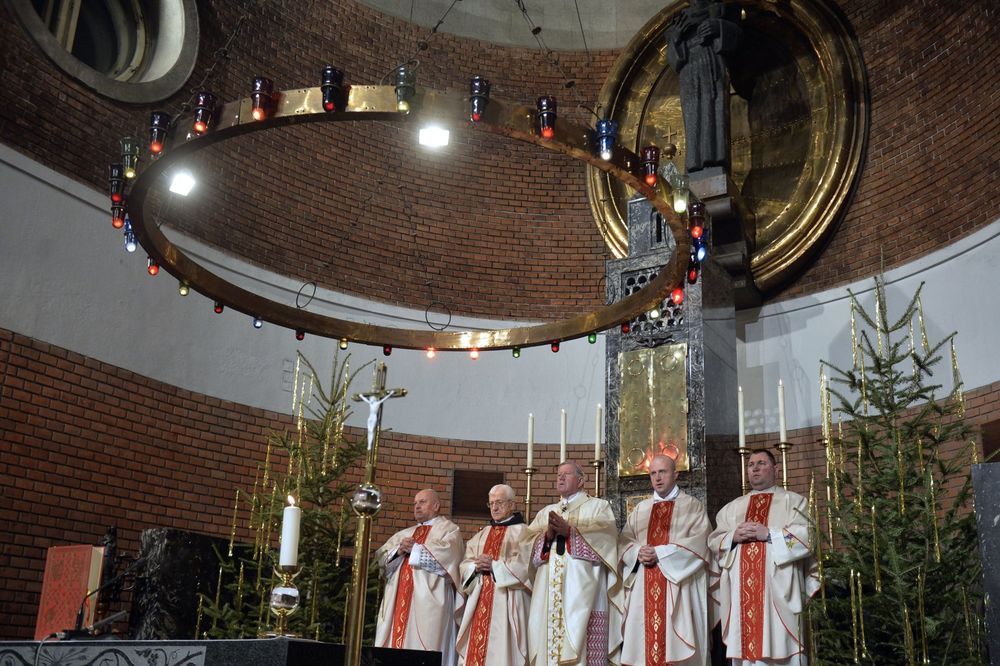 PONOĆNOM MISOM OBELEŽEN NAJRADOSNIJI PRAZNIK: Katolički vernici danas proslavljaju Božić