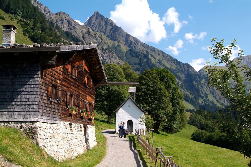 NEMAČKO SELO POZIVA MLADE PAROVE SA DECOM DA SE DOSELE: Poklanjaju zemljište, evo koji su uslovi!