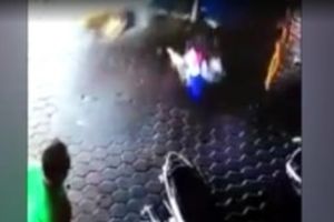 (VIDEO) OTAC HEROJ: Automobil krenuo na njegovu decu, da vidite šta je uradio!