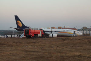 (VIDEO) SAOBRAĆAJKA NA AERODROMU U INDIJI: Avion skliznuo sa piste, povređeno 15 osoba